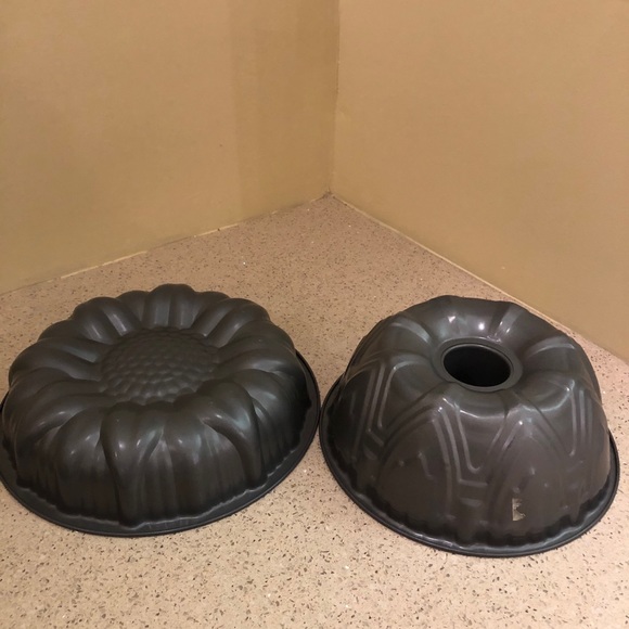 Other - 2 decorative cake pans